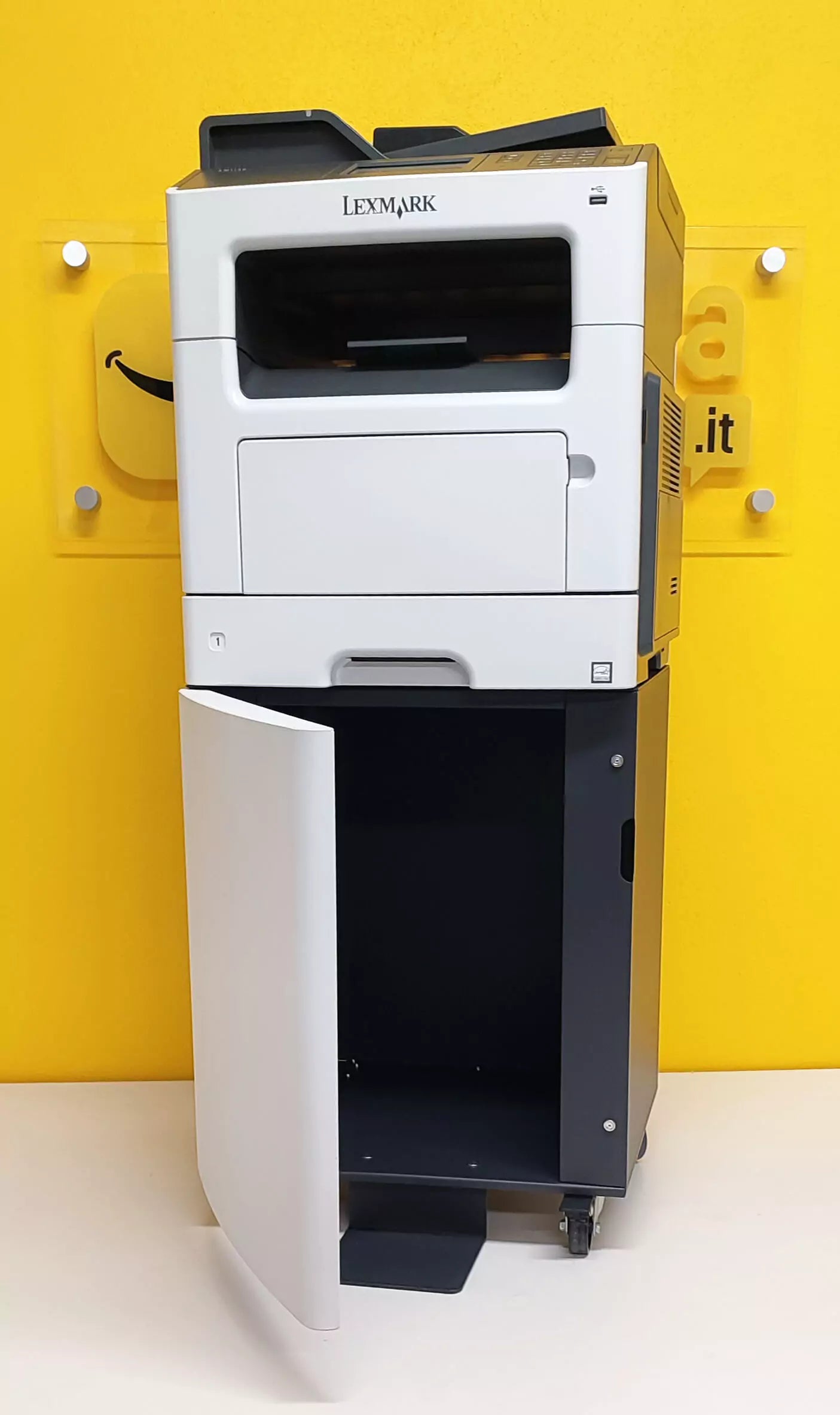 Cassetto Portaoggetti e Risme Lexmark XM1140 - facile accesso e stoccaggio delle risorse di stampa con ruote per un facile trasporto Cassetto Portaoggetti e Risme Lexmark XM1140 - facile accesso e stoccaggio delle risorse di stampa con ruote per un facile trasporto